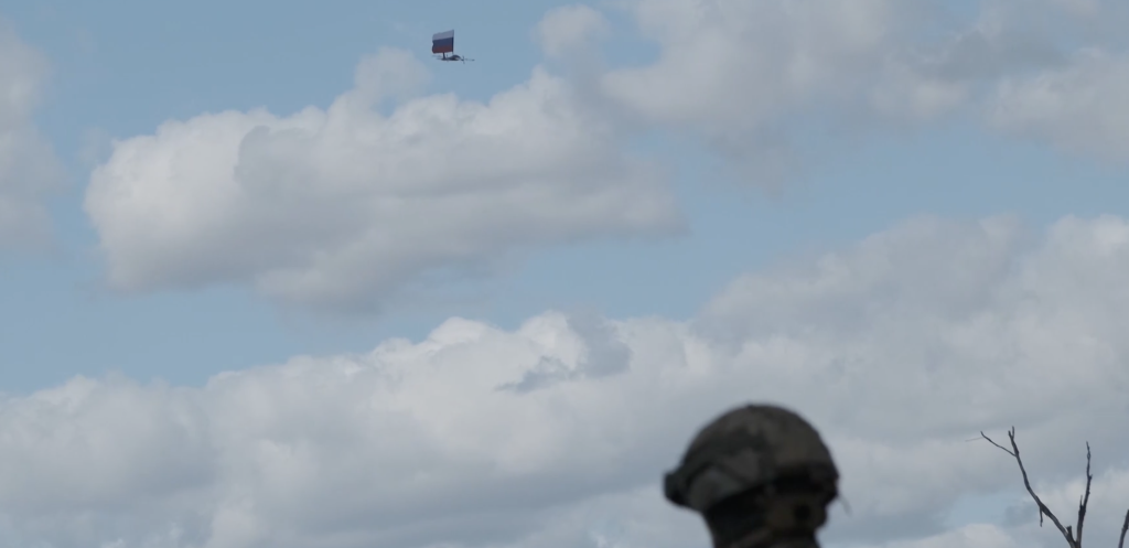 Drone «Molniya-2» πέταξε με την ρωσική σημαία πάνω από το Ντομπροπόλιε την «Ημέρα της Σημαίας» (βίντεο)
