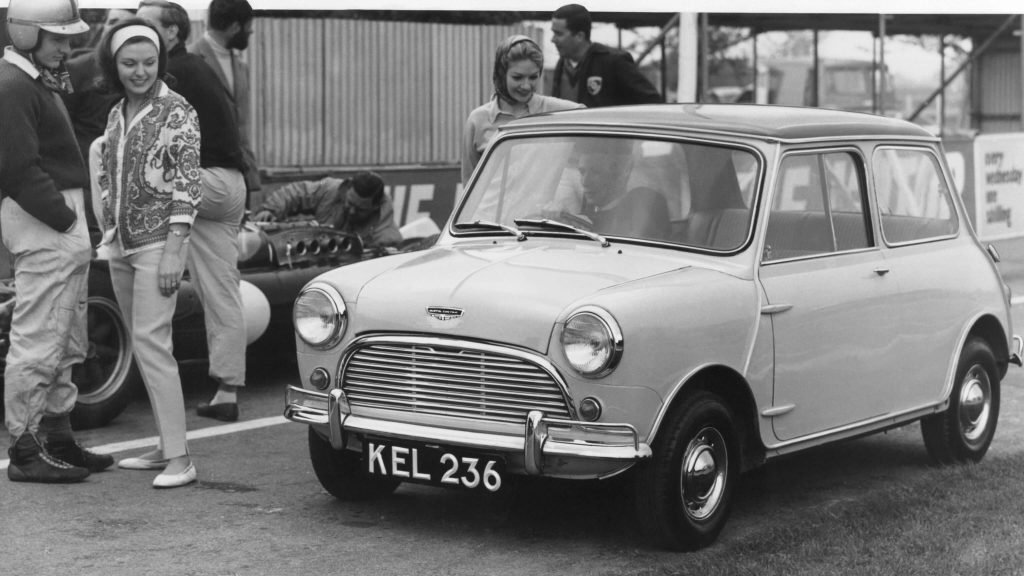Mini: Το μικρό αυτοκίνητο με την ελληνική υπογραφή που έφερε επανάσταση στην αυτοκίνηση
