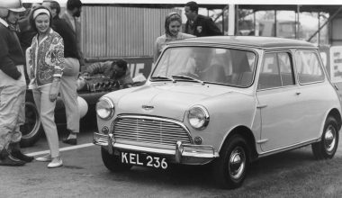 Mini: Το μικρό αυτοκίνητο με την ελληνική υπογραφή που έφερε επανάσταση στην αυτοκίνηση