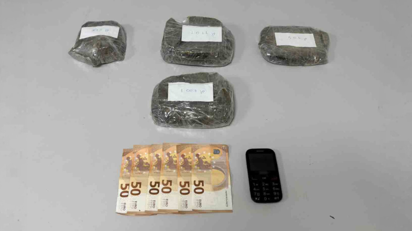 Βίντεο: Αστυνομικοί εντόπισαν πάνω από 3 κιλά ηρωίνης σε σπίτι άνδρα στη Θεσσαλονίκη