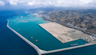 Έριξαν στη θάλασσα 106 γιγάντια κιβώτια για να «θωρακίσουν» ένα από τα μεγαλύτερα λιμάνια