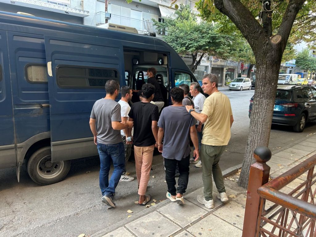 Προφυλακιστέοι και με πρόστιμα οι 23 λαθρομετανάστες που ξεσήκωσαν τη δομή Σιντικής με τους καυγάδες