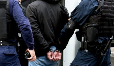 Συλλήψεις 4 νεαρών στη Θεσσαλονίκη για ληστείες πεζών: Τους αφαίρεσαν χρυσούς σταυρούς υπό την απειλή μαχαιριού