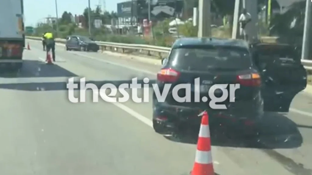 Θεσσαλονίκη: Σταμάτησε το ΙΧ του λόγω αδιαθεσίας και προσέκρουσε πάνω του άλλο όχημα (βίντεο)