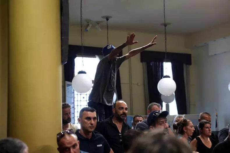 Λέσβος για αφθώδη πυρετό: Κτηνοτρόφοι κόντεψαν να λιντσάρουν αυτοδιοικητικούς και υπαλλήλους (βίντεο)