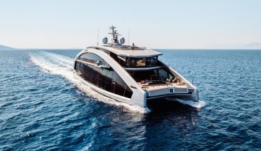Με αυτό το φουτουριστικό superyacht αξίας 46 εκατ. ευρώ έκανε διακοπές η Κίμπερλι Γκίλφοϊλ στο Ιόνιο (φώτο)