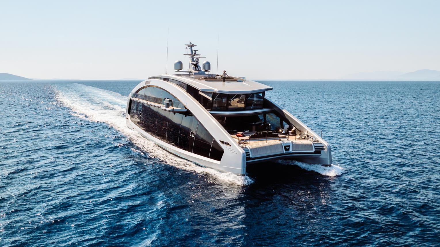 Με αυτό το φουτουριστικό superyacht αξίας 46 εκατ. ευρώ έκανε διακοπές η Κίμπερλι Γκίλφοϊλ στο Ιόνιο (φώτο)