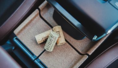 Μην πετάξετε τον φελλό από το κρασί: Ο λόγος που πρέπει να τον βάλετε στο αυτοκίνητο