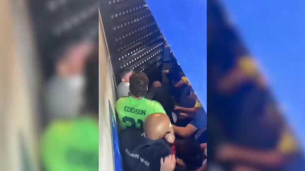 Χάος στη Λιόν μετά το ματς με τη Φενέρμπαχτσε – Επεισόδια και σύρραξη στη φυσούνα (βίντεο)