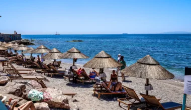 «Πέφτουν στη θάλασσα μόλις δουν ελεγκτές»: Το καλοκαιρινό «κρυφτό» σε beach bars και τουριστικές επιχειρήσεις