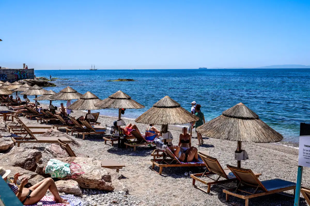 «Πέφτουν στη θάλασσα μόλις δουν ελεγκτές»: Το «κρυφτό» των σερβιτόρων σε beach bars και τουριστικές επιχειρήσεις