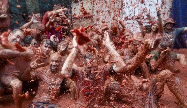 Φεστιβάλ «La Tomatina»: Ισπανική πόλη βάφτηκε κόκκινη στον μεγαλύτερο ντοματοπόλεμο (βίντεο)
