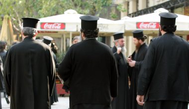 Γιατί οι μοναχοί φορούν μαύρα και τι συμβολίζει το ένδυμά τους;