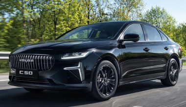 Ο Πούτιν έκανε test drive στο νέο crossover Volga K50 και άφησε την υπογραφή του