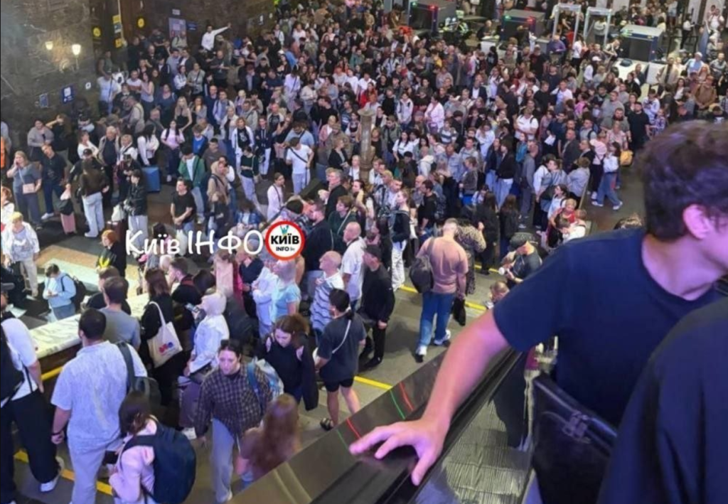 Τι συμβαίνει στο Κίεβο; – Σκηνές «χάους» στο Μετρό, χιλιάδες οχήματα έφυγαν από την πρωτεύουσα (βίντεο)
