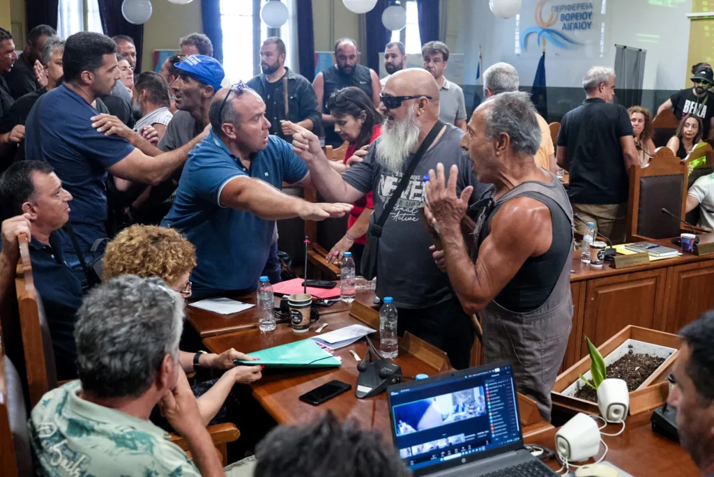 Χαμός στην συνεδρίαση για τον αφθώδη πυρετό στη Λέσβο: Εκτός ελέγχου οι αγανακτισμένοι κτηνοτρόφοι (βίντεο)