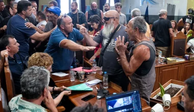 Χαμός στην συνεδρίαση για τον αφθώδη πυρετό στη Λέσβο: Εκτός ελέγχου οι αγανακτισμένοι κτηνοτρόφοι (βίντεο)