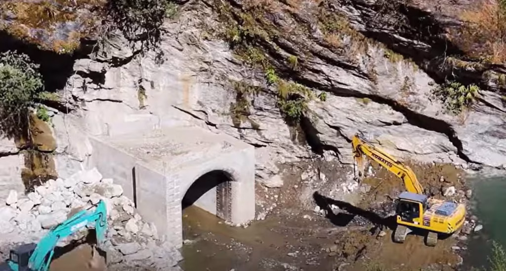 Θρίλερ στο Νεπάλ μετά από ισχυρή κατολίσθηση: 100 εργάτες παραμένουν εγκλωβισμένοι μέσα σε σήραγγα! (βίντεο)
