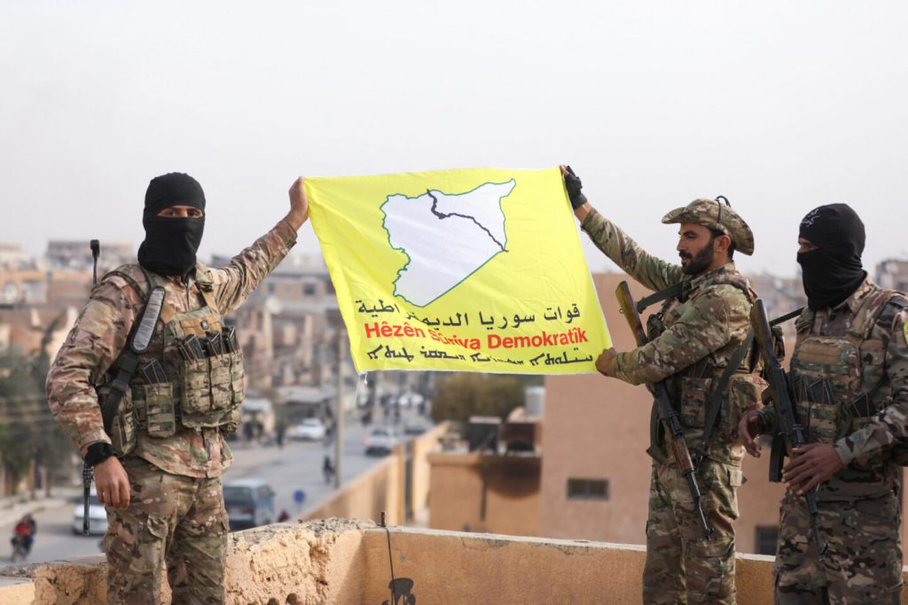 Εμβρόντητα τα ανώτερα στελέχη των SDF: Δείτε πού κατέληξε ο αρχηγός τους – «Υπέκυψε τελικά και μας διέλυσε»