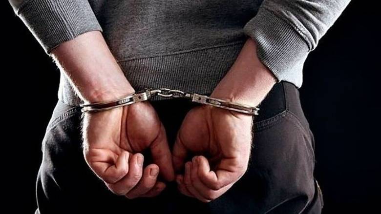 Πειραιάς: Ψυχολόγος συνελήφθη για διακίνηση ναρκωτικών – Στη δικογραφία και γνωστή τραγουδίστρια