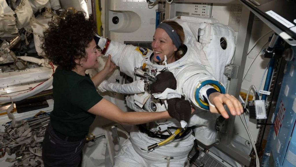 Το μέλλον της επιστήμης είναι εδώ: Η αστροναύτης Σόφι Αντενό με στολή που γυμνάζει τους μυς στο Διάστημα (βίντεο)