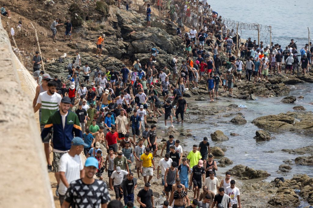 «Βράζει» ξανά η Θέουτα: Ντόπιοι έκαψαν καταυλισμούς παράνομων μεταναστών (βίντεο)