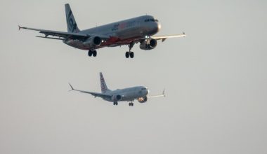 Δύο επιβατικά αεροσκάφη πέταξαν «ξυστά» πάνω από στάδιο στη Νότια Αφρική – Εντυπωσιακές εικόνες (βίντεο)