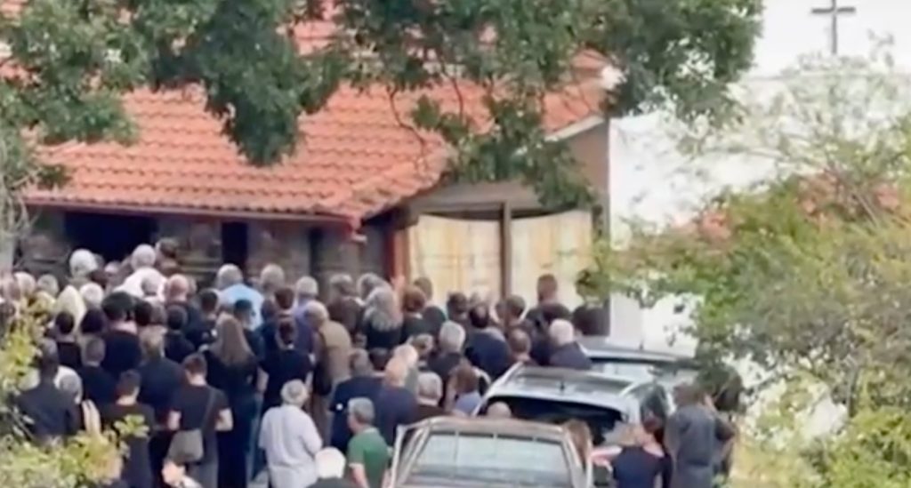 Βέροια: Tο τελευταίο αντίο στην 18χρονη που πνίγηκε στους καταρράκτες