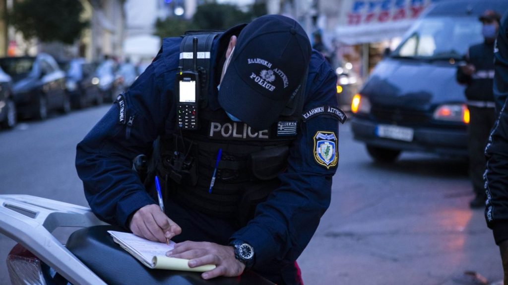 Αυτή η χειρονομία στον δρόμο φέρνει πρόστιμο 150 ευρώ και αφαίρεση διπλώματος