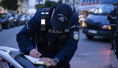 Αυτή η χειρονομία στον δρόμο φέρνει πρόστιμο 150 ευρώ και αφαίρεση διπλώματος
