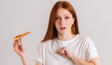 Πνιγμός από φαγητό: Τι πρέπει να κάνετε άμεσα αν κάποιος δεν μπορεί να αναπνεύσει