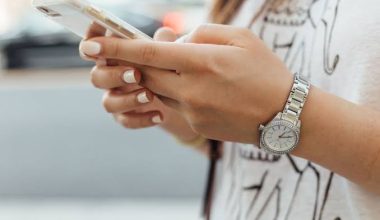 Γιατί κάποιοι προτιμούν τα μηνύματα από τα τηλεφωνήματα – Τι λέει η ψυχολογία