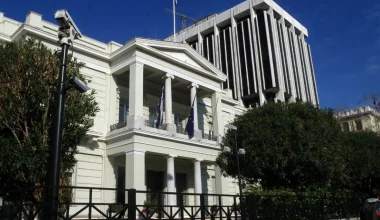 Διπλό «εγκεφαλικό» της Αθήνας: «Στον αέρα» οι αποθήκες όπλων και πυρομαχικών των ΕΔ & «σκριν» στις «γκρίζες ζώνες»
