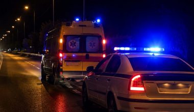 Σκοτώθηκε 35χρονη οδηγός μηχανής στα Μέγαρα: Προσέκρουσε με σφοδρότητα σε μία περίφραξη