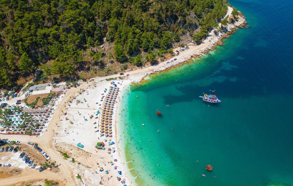 H μικρή παραλία της Θάσου που την ήξεραν λίγοι και το παραμυθένιο τοπίο της την έκαναν γνωστή ευρέως (φωτογραφίες)