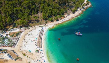 H μικρή παραλία της Θάσου που την ήξεραν λίγοι και το παραμυθένιο τοπίο της την έκαναν γνωστή ευρέως (φωτογραφίες)
