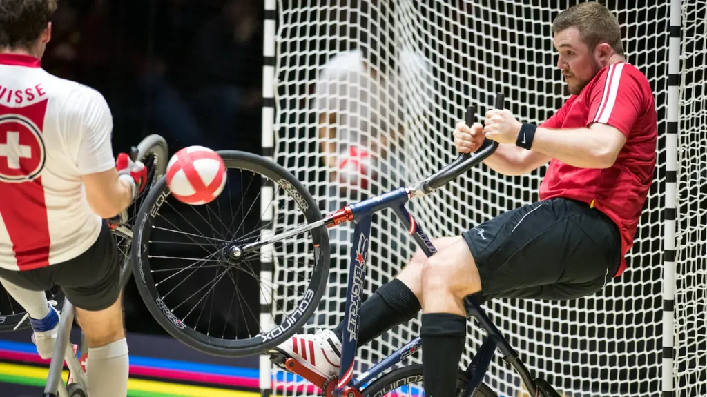 Cycle Ball: Το ποδόσφαιρο που παίζεται πάνω σε ποδήλατα