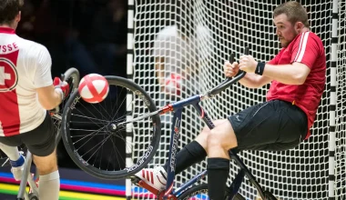 Cycle Ball: Το ποδόσφαιρο που παίζεται πάνω σε ποδήλατα