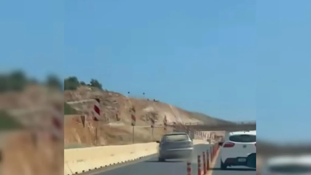 Επικίνδυνη προσπέραση στον ΒΟΑΚ – Οδηγός ξήλωσε πασαλάκια για να περάσει δύο αυτοκίνητα (βίντεο)