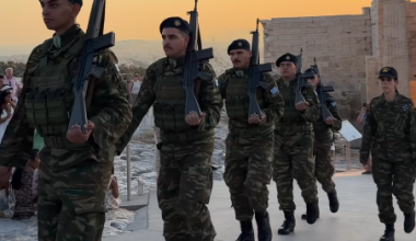 Ντροπιαστική εμφάνιση από στρατιωτικό άγημα στην Ακρόπολη: Σαν διαλυμένη διαδήλωση (βίντεο)