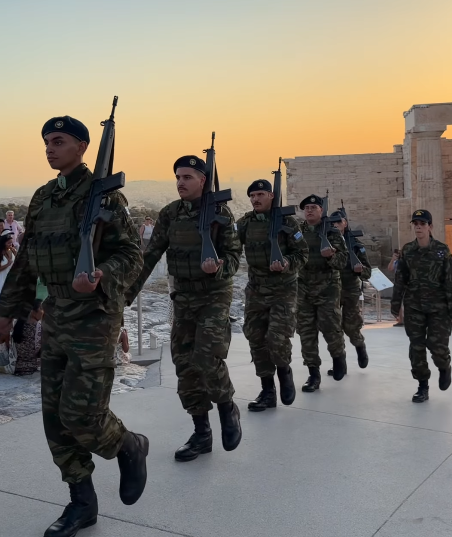 Ντροπιαστική εμφάνιση από στρατιωτικό άγημα στην Ακρόπολη: Σαν διαλυμένη διαδήλωση (βίντεο)