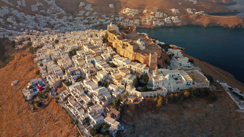 Γιατί τα ελληνικά νησιά έχουν σχεδόν πάντα ένα κάστρο στην κορυφή τους;