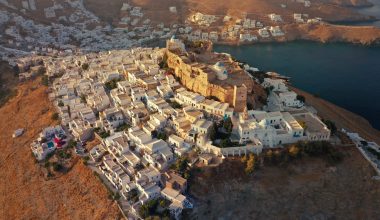 Γιατί τα ελληνικά νησιά έχουν σχεδόν πάντα ένα κάστρο στην κορυφή τους;