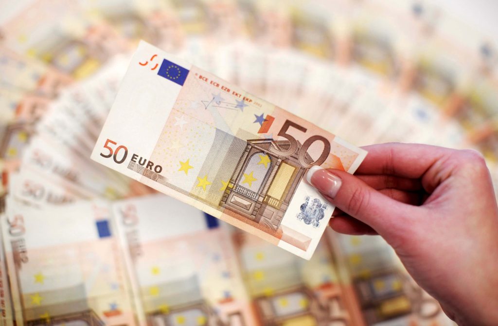 Για πάνω από 950 ευρώ κατώτατο μισθό από το… 2027 η κυβέρνηση – Η ακρίβεια έχει προλάβει την όποια αύξηση