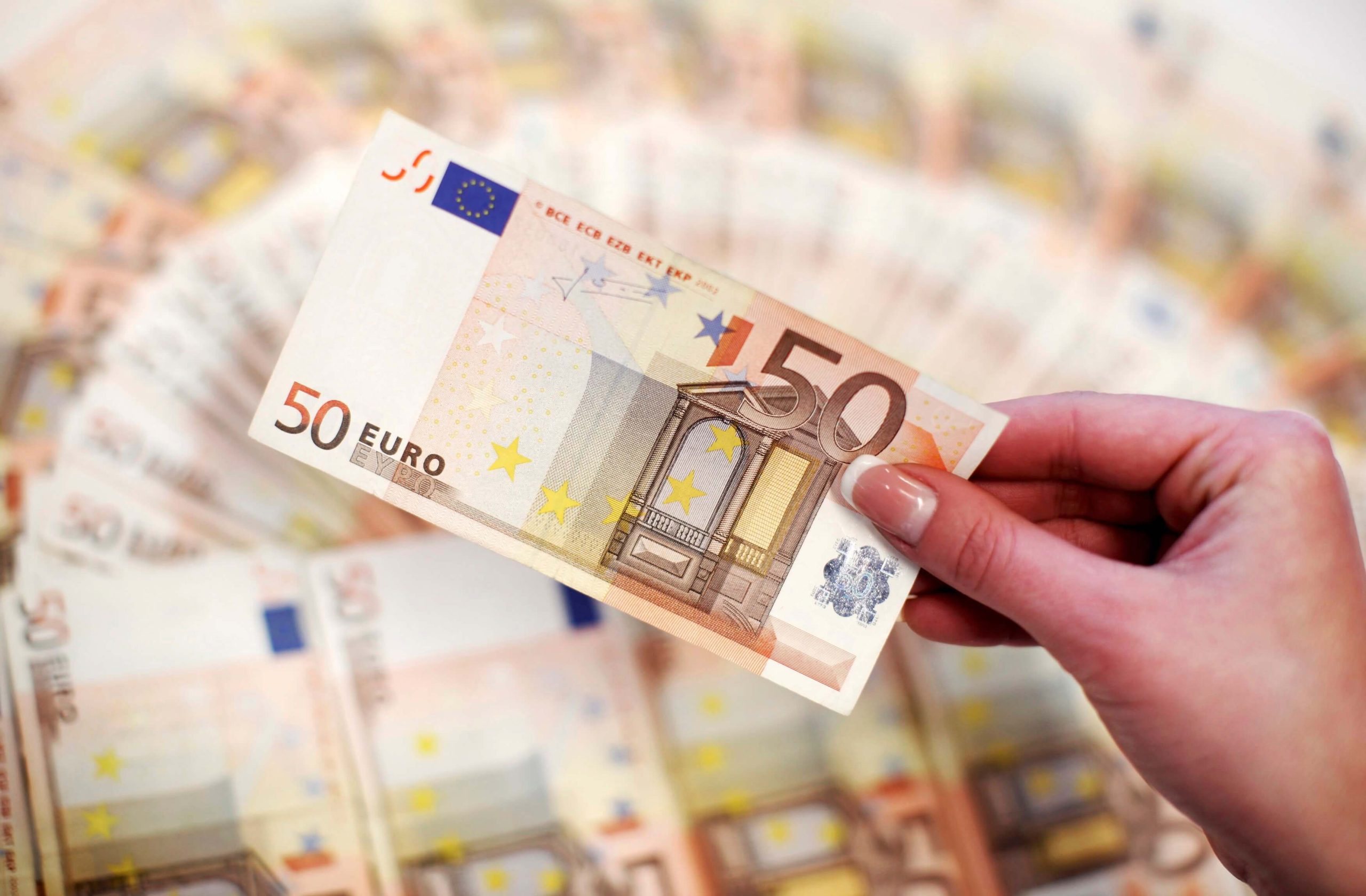 Για πάνω από 950 ευρώ κατώτατο μισθό από το… 2027 η κυβέρνηση – Η ακρίβεια έχει προλάβει την όποια αύξηση