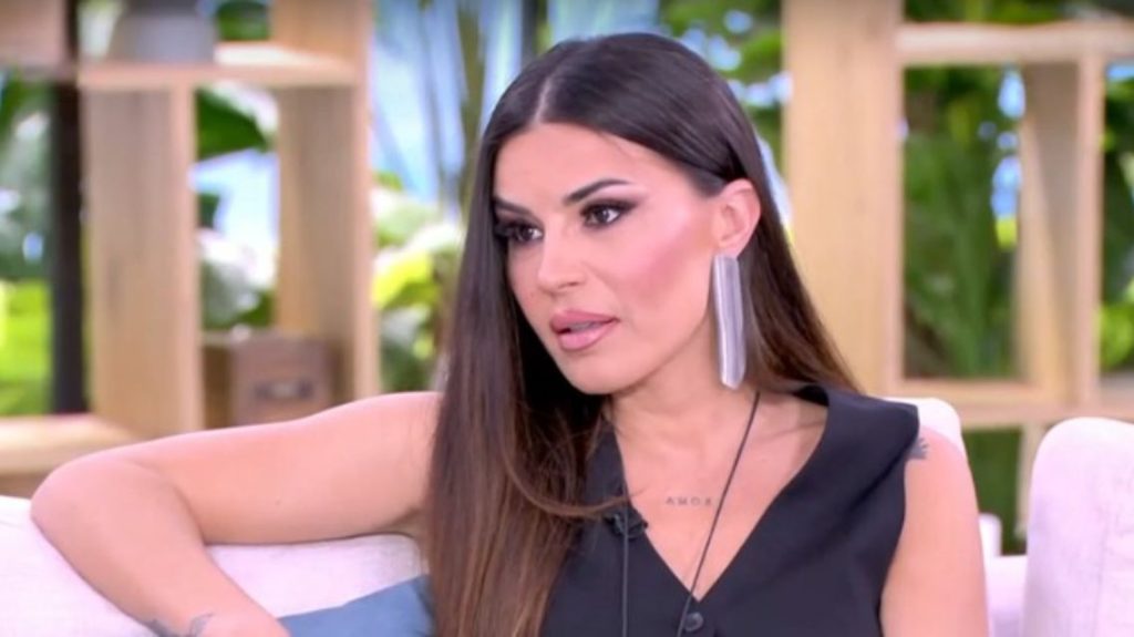 Χριστίνα Κολέτσα: «Ζούμε σαν πεθαμένοι – Είμαστε κλεισμένοι στο “καβούκι” μας»