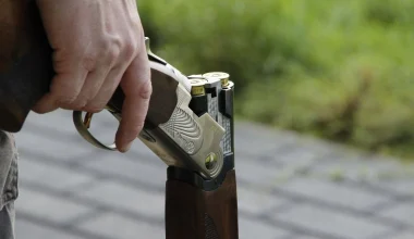Tρόμος σε κατάστημα καφέ στη Θεσσαλονίκη: 40χρονος πυροβόλησε με καραμπίνα επειδή δεν τον άφησαν να κλέψει!