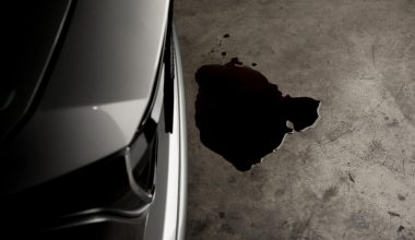 Υγρά κάτω από το αυτοκίνητο: Πότε είναι φυσιολογικό και πότε πρέπει να ανησυχήσετε