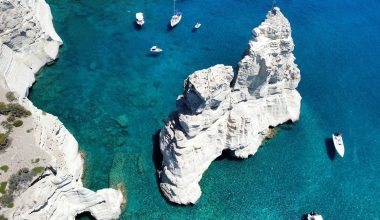 Σοβαρός τραυματισμός 34χρονης Αυστραλής στη Μήλο μετά την αποκόλληση βράχων στο Κλέφτικο
