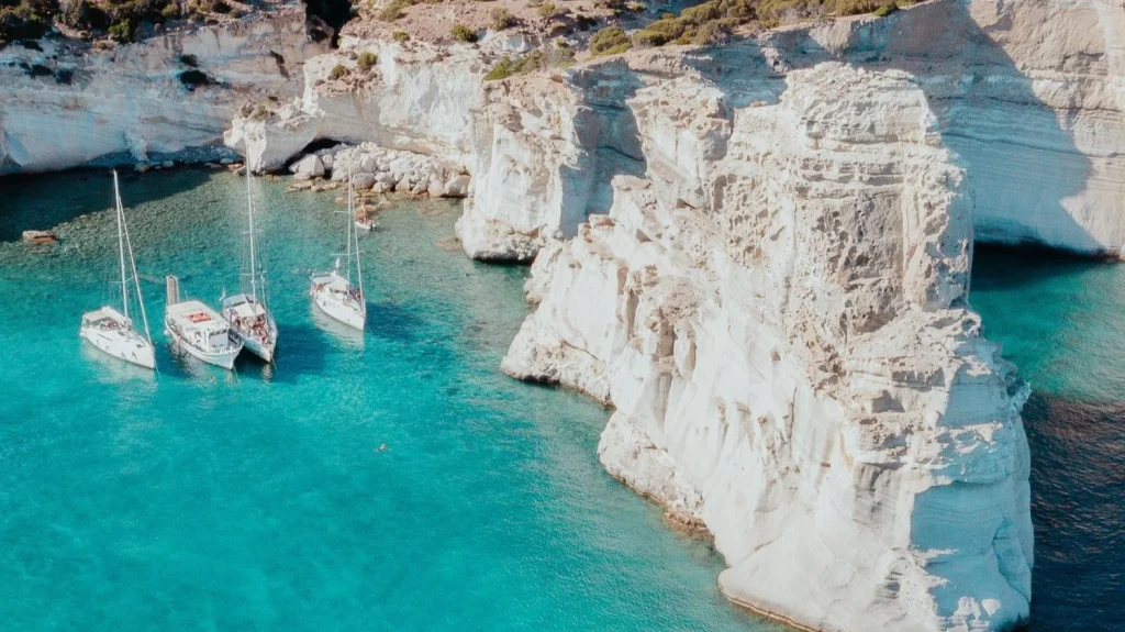 Τραυματίστηκε 34χρονη τουρίστρια στο «Κλέφτικο» της Μήλου μετά από αποκόλληση βράχων